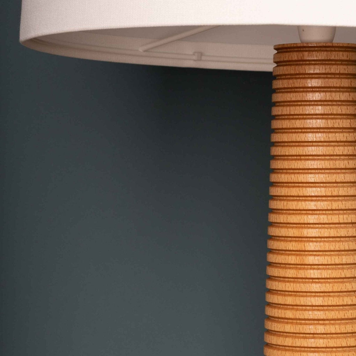 NordicGlow - Träbordslampa med Fälld Fot och Tyglampa Carvallo