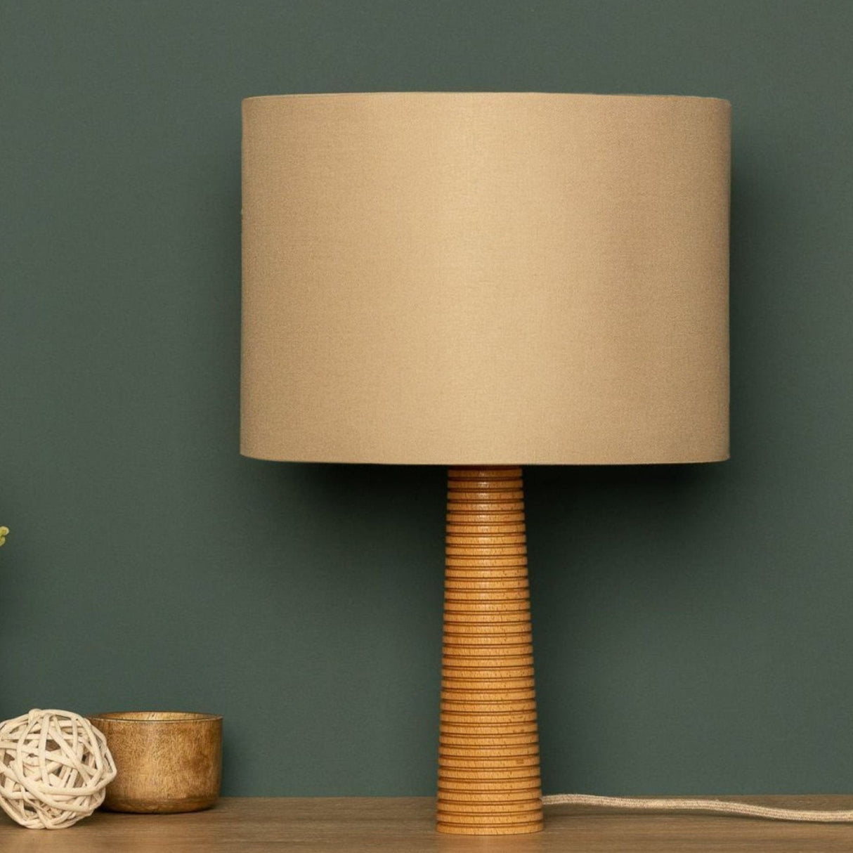 NordicGlow - Träbordslampa med Fälld Fot och Tyglampa Carvallo