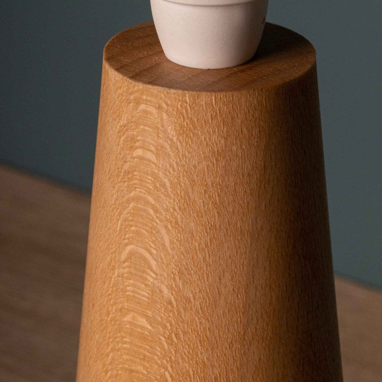 NordicGlow - Minimalistisk Träbordslampa med Tygtopp för Vardagsrum och Sovrum Carvallo