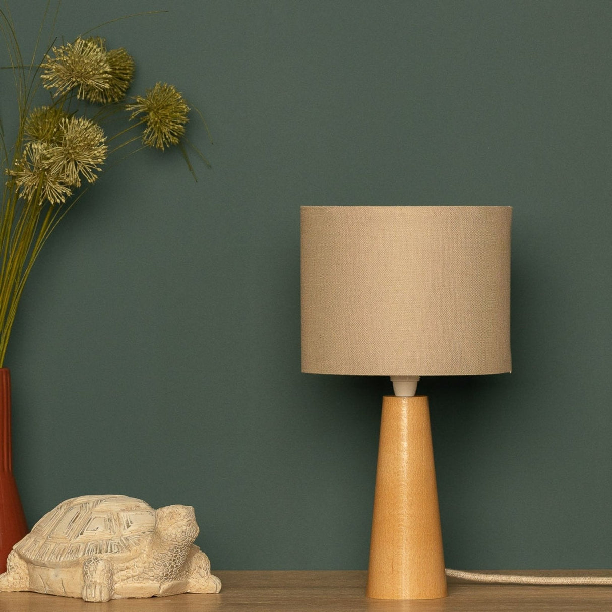 NordicGlow - Minimalistisk Träbordslampa med Tygtopp för Vardagsrum och Sovrum Carvallo