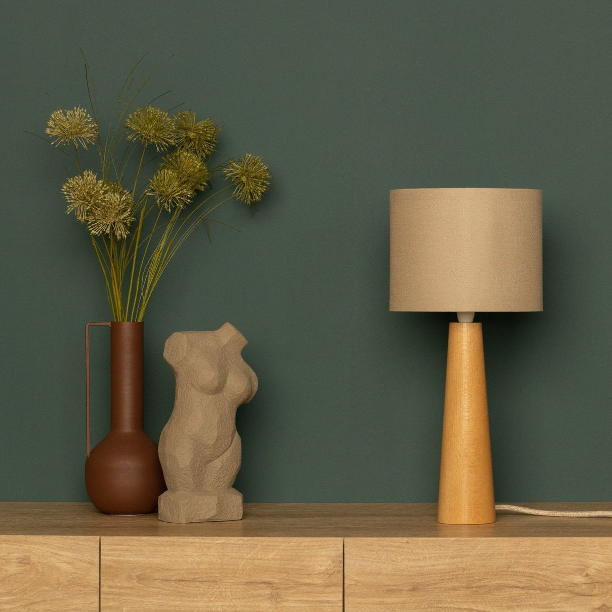 NordicGlow - Minimalistisk Träbordslampa med Tygtopp för Vardagsrum och Sovrum Carvallo