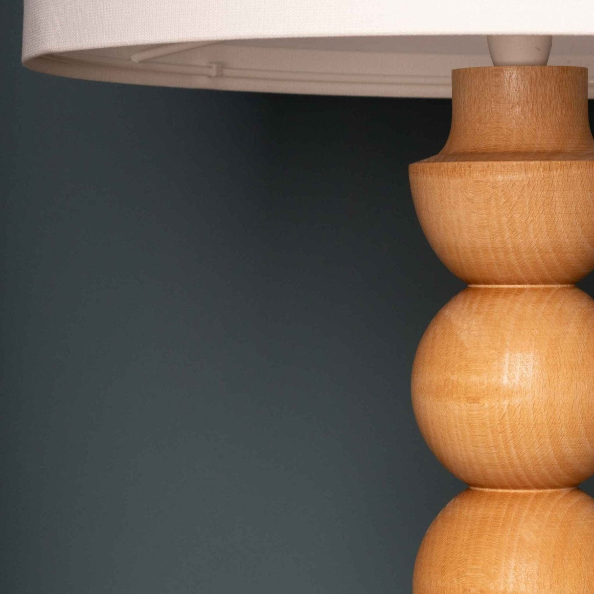 LumiWood – Trä Bordslampa med Tygskärm, Skandinavisk Nattbordslampa Carvallo