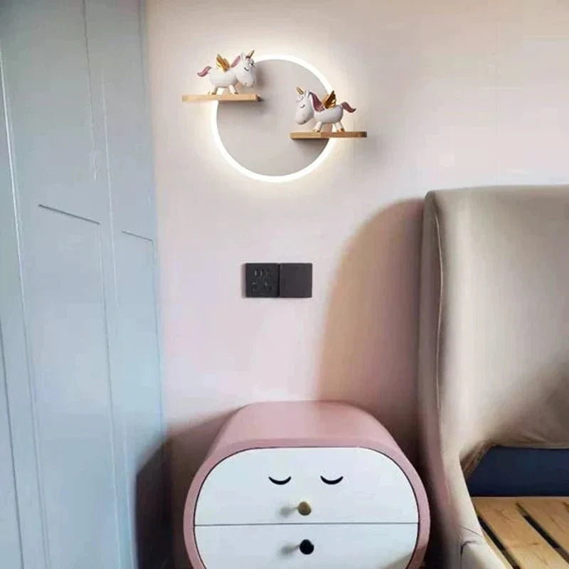 LED Vägglampa Med Unicorn Design – Vägghängd - Nattlampa - Keramik - Barnrum Dekoration - Varm Glöd - Färgglada Accenter Carvallo