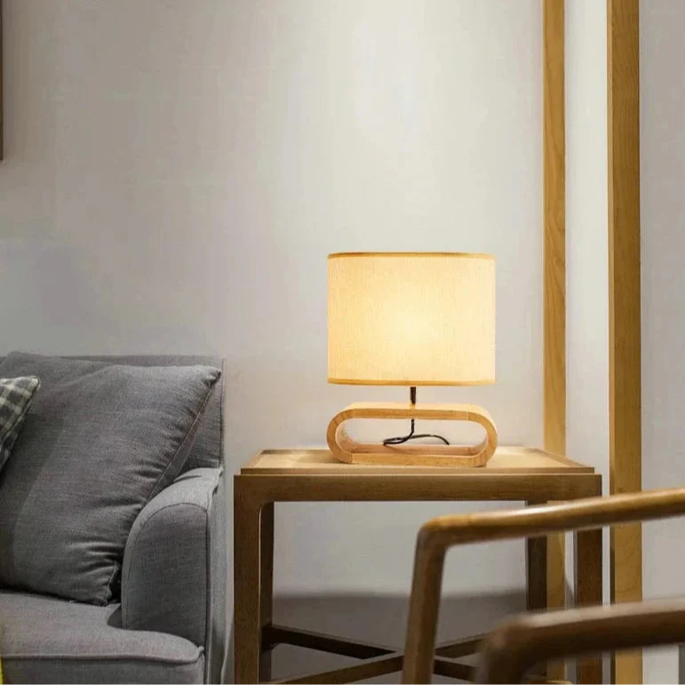 Nordisk Bordlampa Med Träbas – Tygskärm - E27 Lampa - Stilren Design - Ideal För Sängbord - Skrivbord - Vardagsrumsbelysning Carvallo