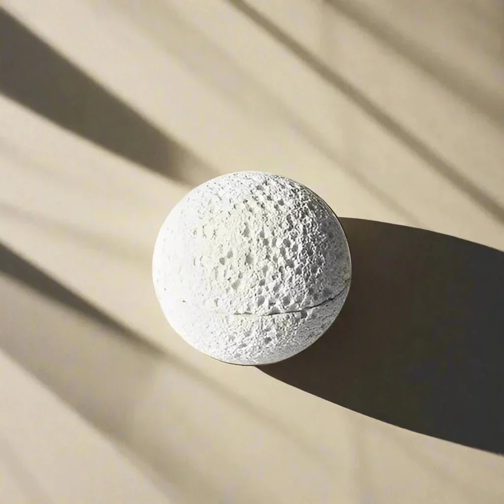 Kursig svart vulkanisk stenskål - Elegant porslinsmittenstuk Carvallo