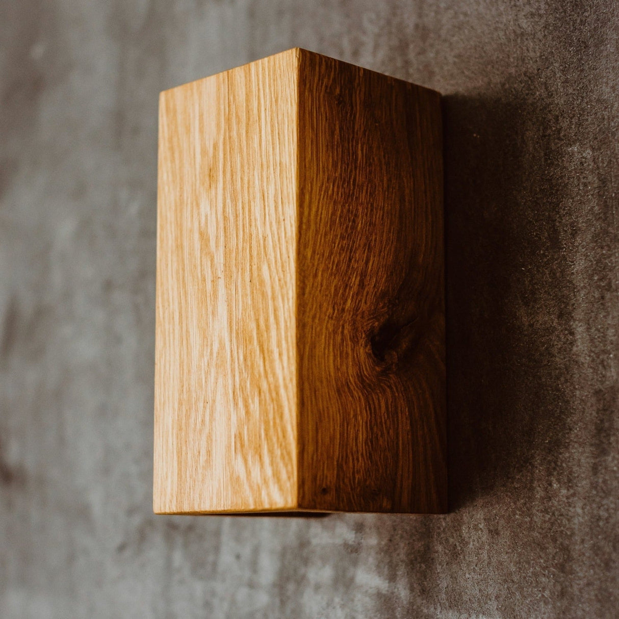 NordicGlow – Rustik Trä Vägglampa med LED Belysning för Vardagsrum och Sovrum Carvallo