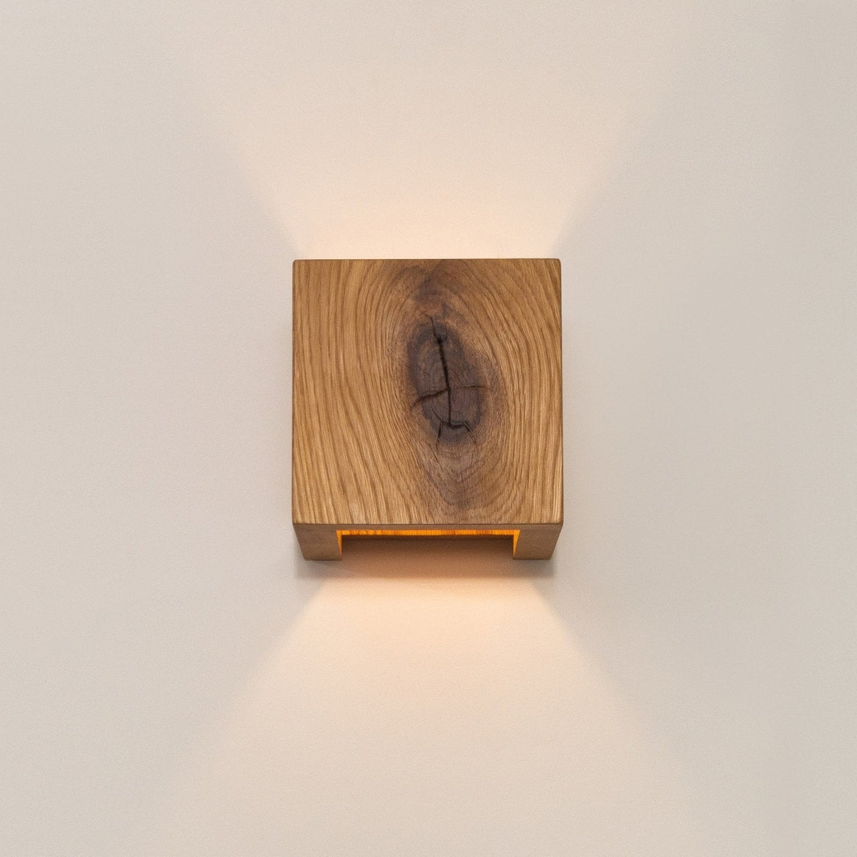 WoodGlow - Modern Trä Vägglampa av Ek med Varm Vitt Ljus Carvallo