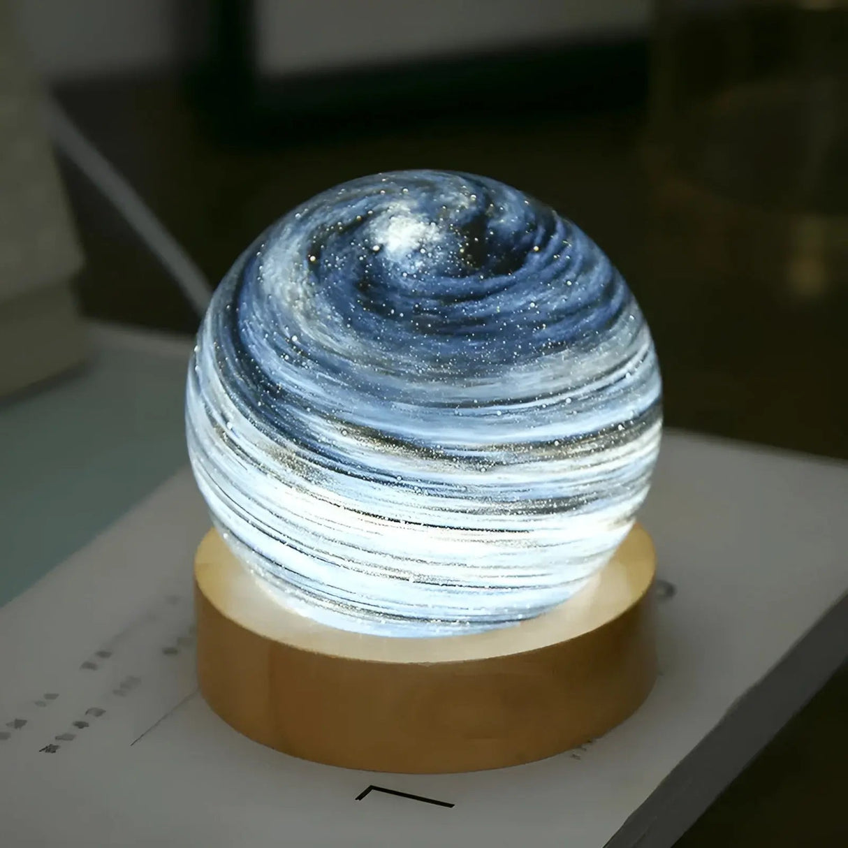 OrbitGlow - 3D Glas Mini Rymd Planeten Lampa för ditt hem Carvallo