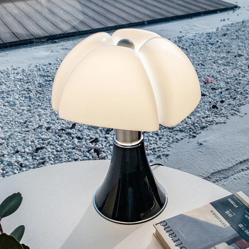 Carvallo – Lyxig Bordslampa med Raffinerad Blomdesign Carvallo