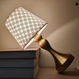 Gyllene Elegans Bordslampa - Förfinad Stil för Alla Utrymmen Carvallo