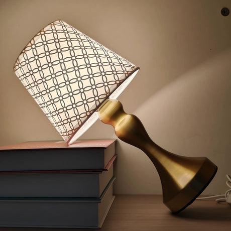 Gyllene Elegans Bordslampa - Förfinad Stil för Alla Utrymmen Carvallo