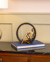 ReadingGrace - Utsmyckad staty av en flicka som läser en bok, för ett modernt rum Carvallo