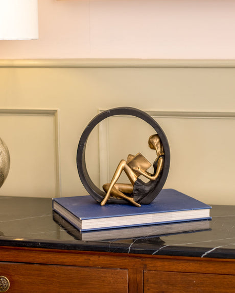 ReadingGrace - Utsmyckad staty av en flicka som läser en bok, för ett modernt rum Carvallo