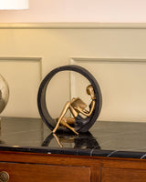 ReadingGrace - Utsmyckad staty av en flicka som läser en bok, för ett modernt rum Carvallo