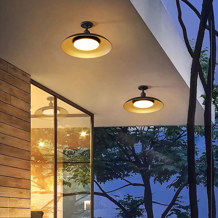 Rund, halvspolad taklampa i stål MILA Sverige