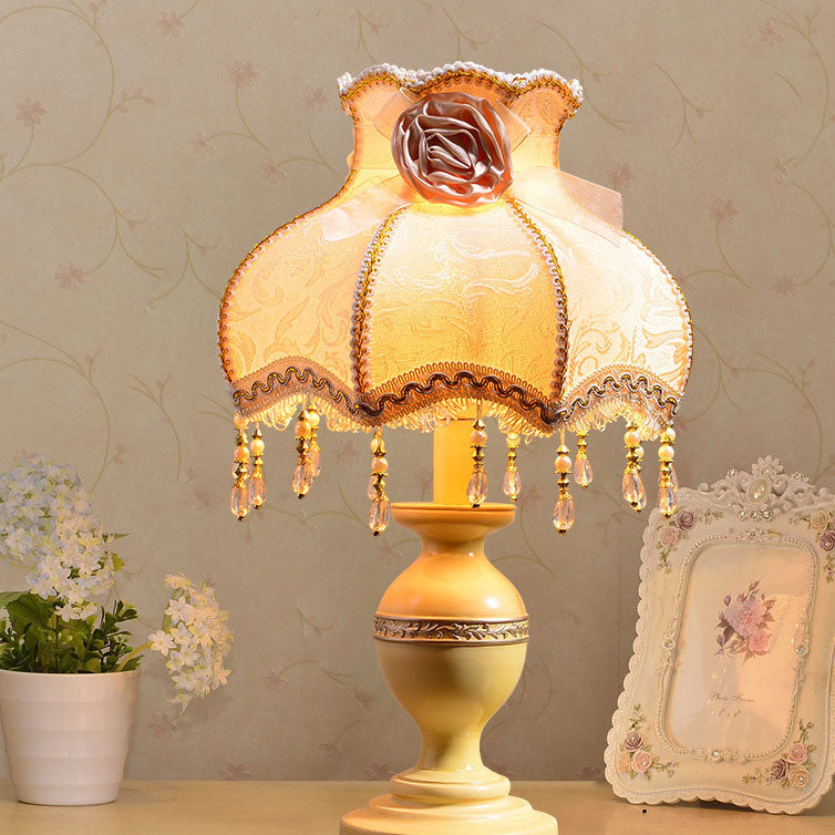 Vintage French Country Bordslampa – Resin Base med Rose Tofs Accent MILA Sverige