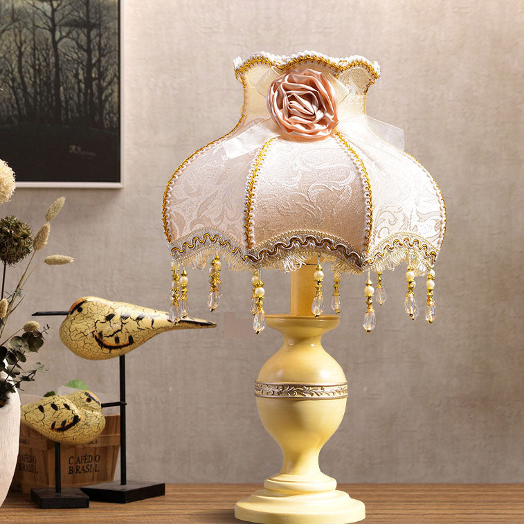 Vintage French Country Bordslampa – Resin Base med Rose Tofs Accent MILA Sverige
