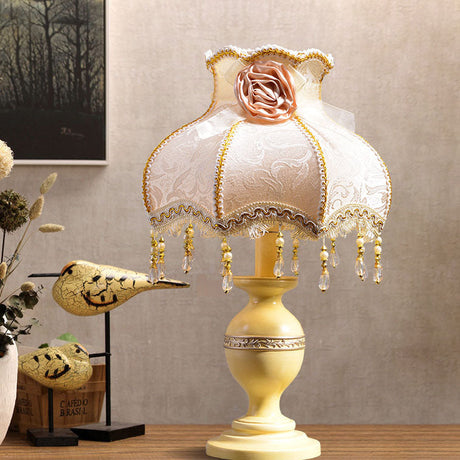 Vintage French Country Bordslampa – Resin Base med Rose Tofs Accent MILA Sverige