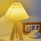 Boho LED-bordslampa – rund konisk skärm med stativfot i massivt trä MILA Sverige