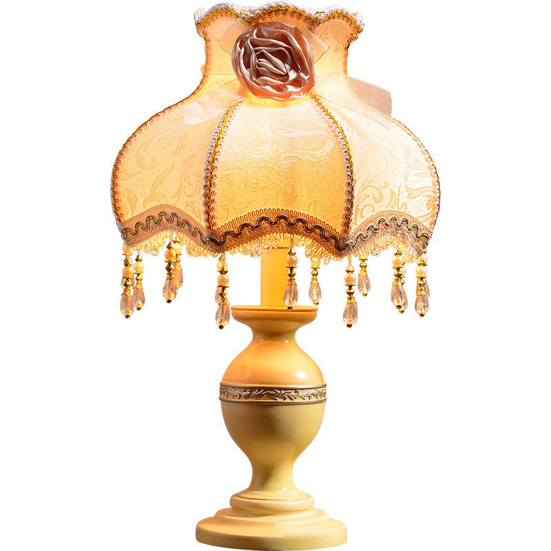 Vintage French Country Bordslampa – Resin Base med Rose Tofs Accent MILA Sverige