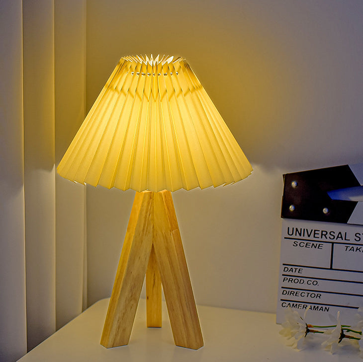 Boho LED-bordslampa – rund konisk skärm med stativfot i massivt trä MILA Sverige