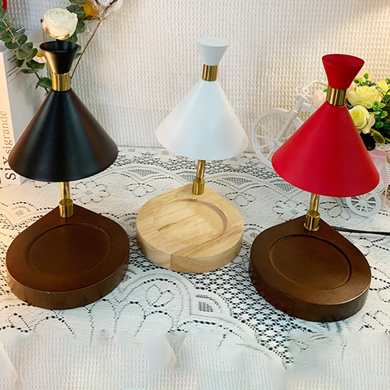 Contemporary Iron & Wood Bordslampa – Cone Shade MILA Sverige