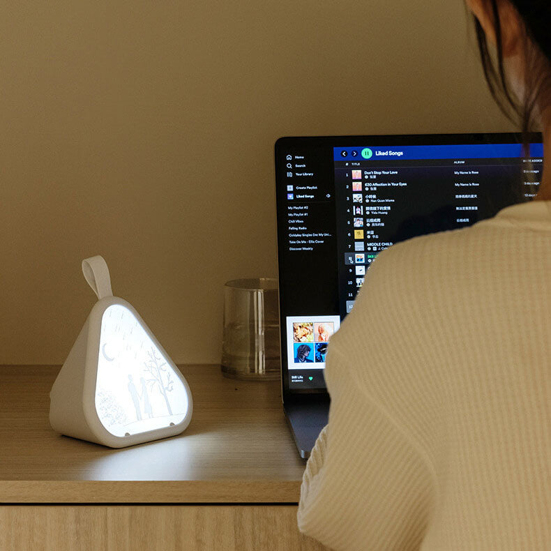 Geometric Glow LED Nattljus – Triangulär 7-färgs omgivande lampa MILA Sverige