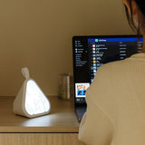 Geometric Glow LED Nattljus – Triangulär 7-färgs omgivande lampa MILA Sverige