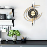 Carvallo – Tyst, konstnärlig väggklocka med skulpturell design i svart och guld Carvallo