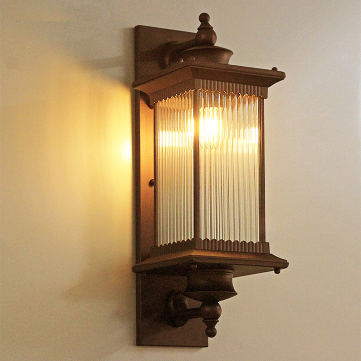 Utomhusvägglampa med rektangulär retrohölje Carvallo