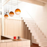 Hängande lampa med färgglad glaskula design Carvallo