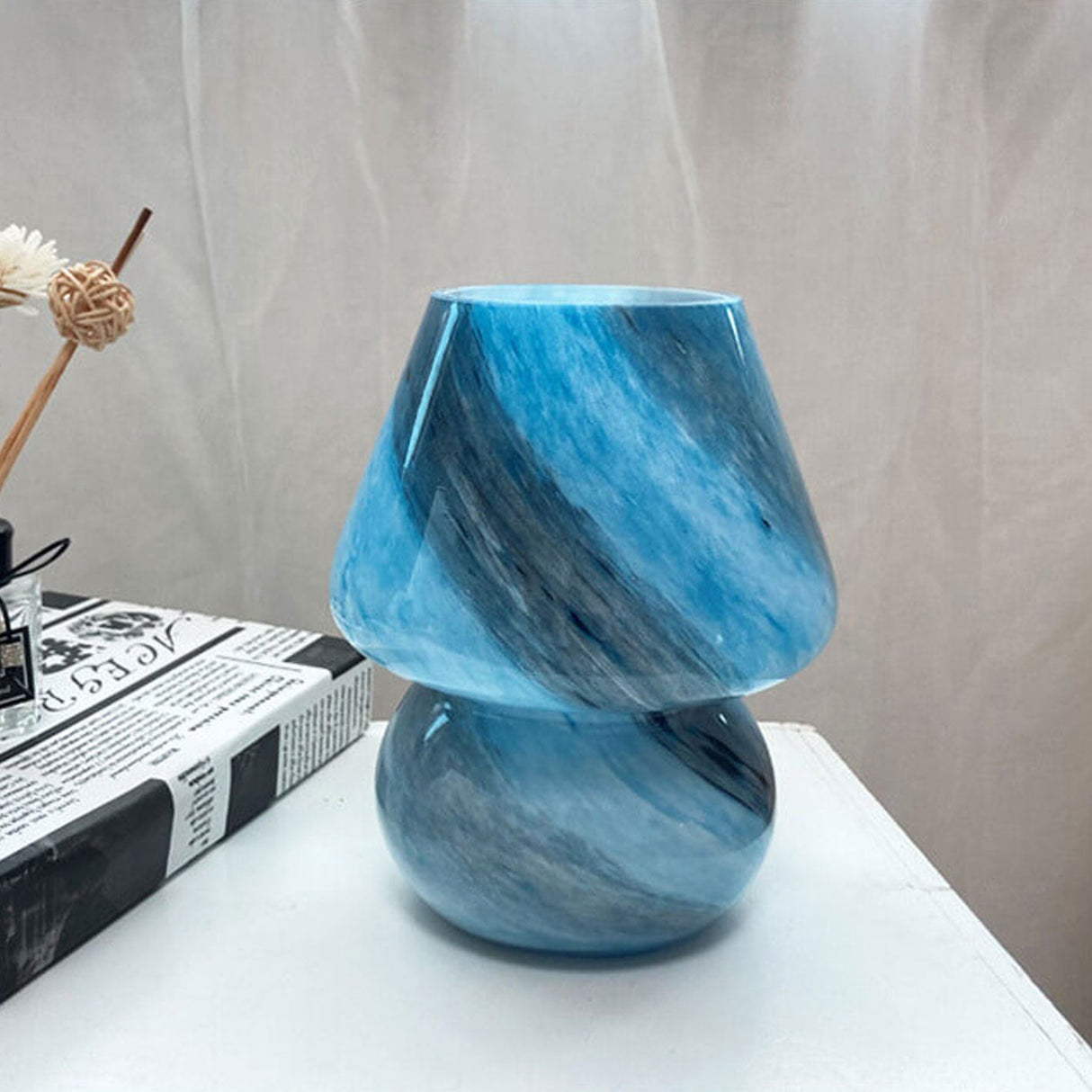 CosmoGlow Handgjord glasbordslampa – Planetinspirerad elegans MILA Sverige