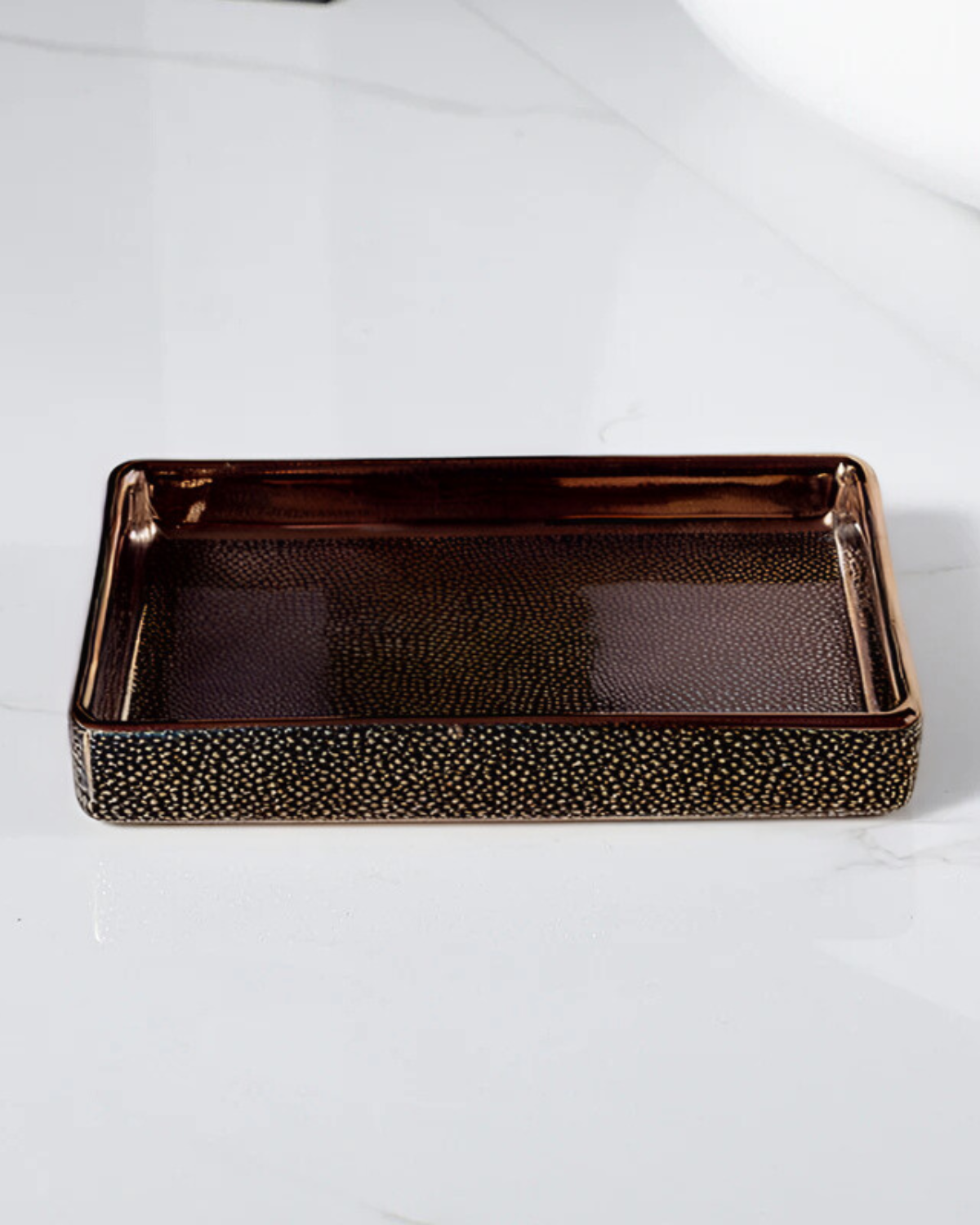 Carvallo – Lyxigt Badrumset med Fin Textur och Gyllene Detaljer Carvallo