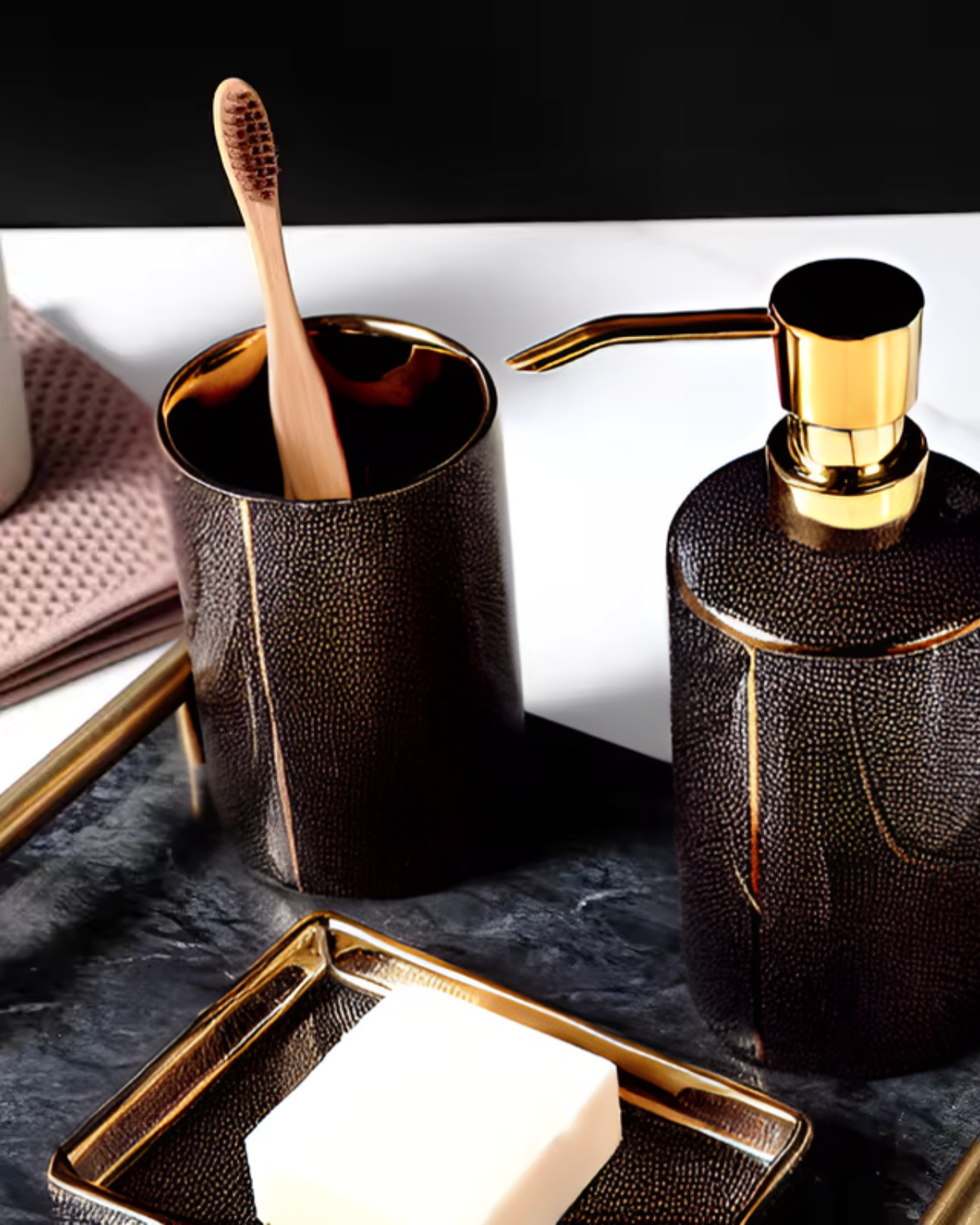Carvallo – Lyxigt Badrumset med Fin Textur och Gyllene Detaljer Carvallo