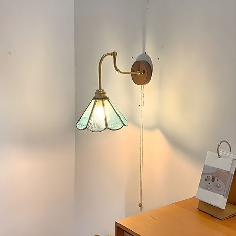 Vägglampa med vintage mässingsglashätta Carvallo