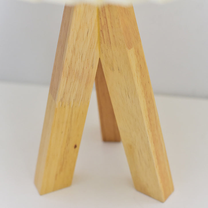 Boho LED-bordslampa – rund konisk skärm med stativfot i massivt trä MILA Sverige