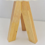 Boho LED-bordslampa – rund konisk skärm med stativfot i massivt trä MILA Sverige