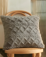 Carvallo – Lyxig Reliefkudde med subtil geometrisk design för en stilren interiör Carvallo