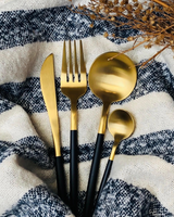 Carvallo Lumine – Lyxigt Bestickset med Guldaccenter och Matt Svarta Handtag Carvallo