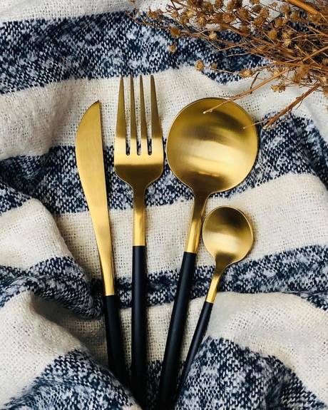 Carvallo Lumine – Lyxigt Bestickset med Guldaccenter och Matt Svarta Handtag Carvallo