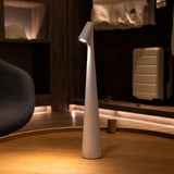 GlowContour – Stilren skrivbordslampa med skulpterad design Carvallo