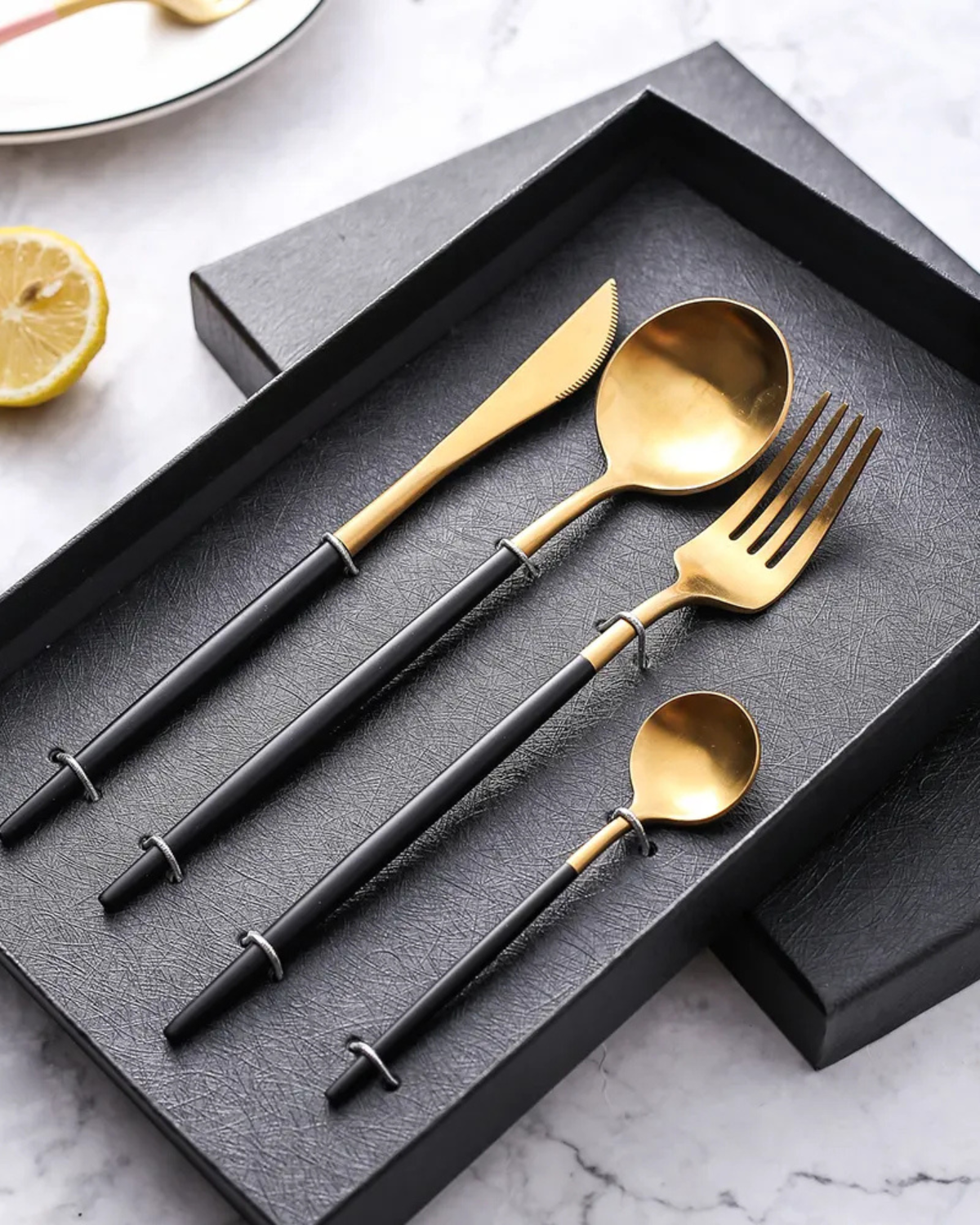 Carvallo Lumine – Lyxigt Bestickset med Guldaccenter och Matt Svarta Handtag Carvallo