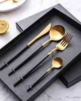 Carvallo Lumine – Lyxigt Bestickset med Guldaccenter och Matt Svarta Handtag Carvallo
