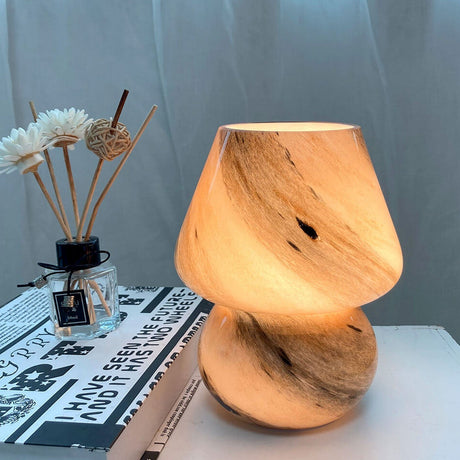 CosmoGlow Handgjord glasbordslampa – Planetinspirerad elegans MILA Sverige