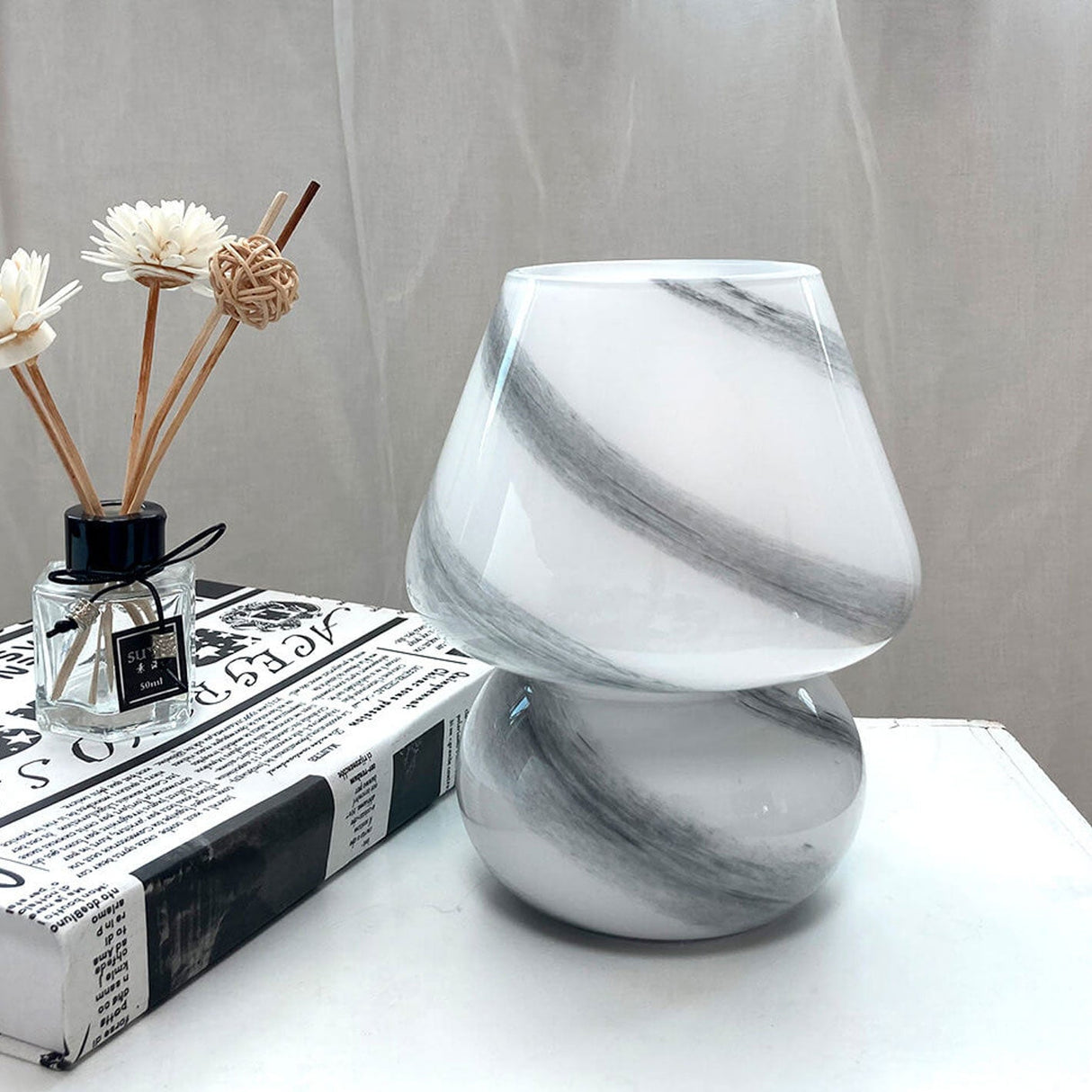 CosmoGlow Handgjord glasbordslampa – Planetinspirerad elegans MILA Sverige