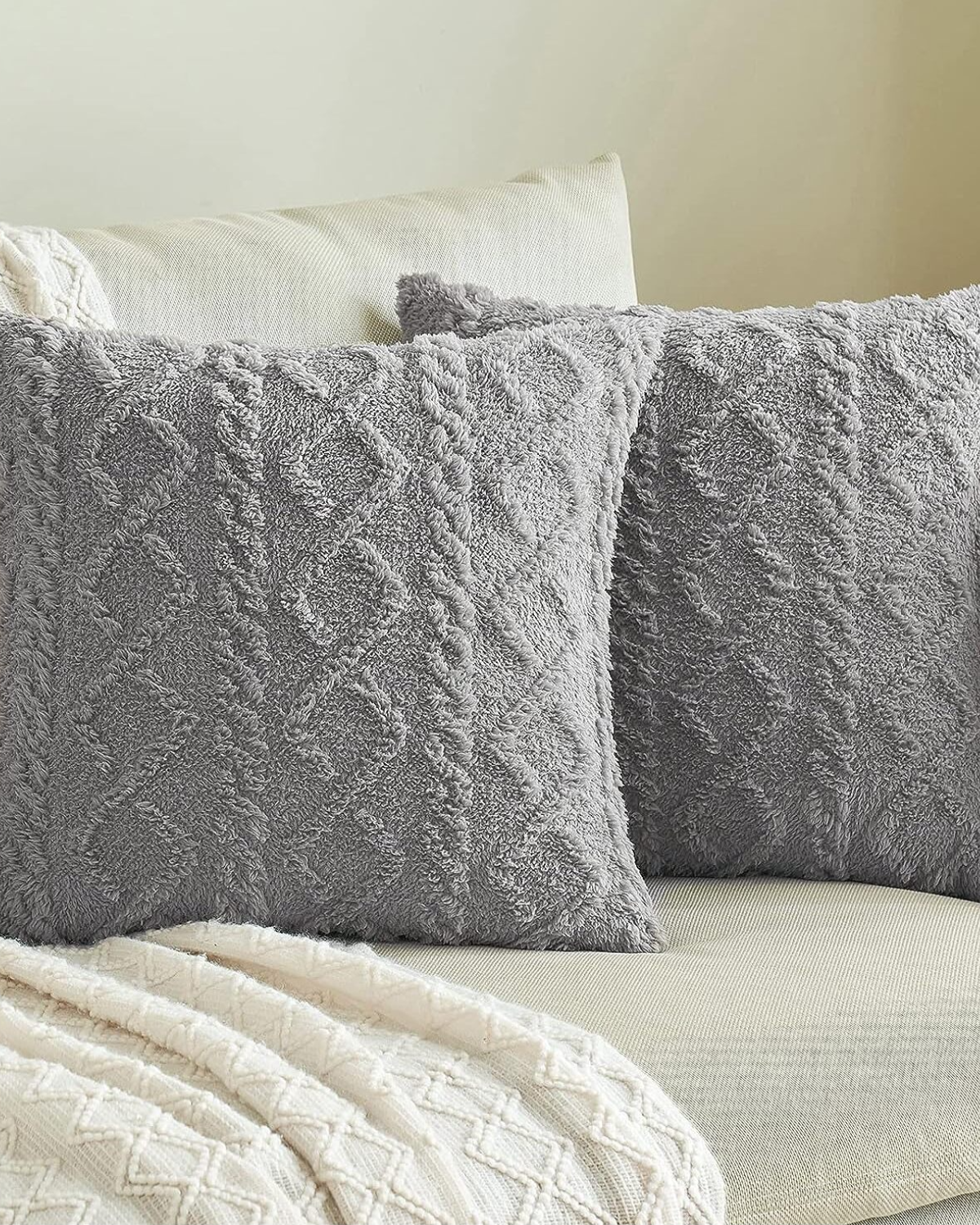 Carvallo – Lyxig Reliefkudde med subtil geometrisk design för en stilren interiör Carvallo