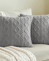 Carvallo – Lyxig Reliefkudde med subtil geometrisk design för en stilren interiör Carvallo