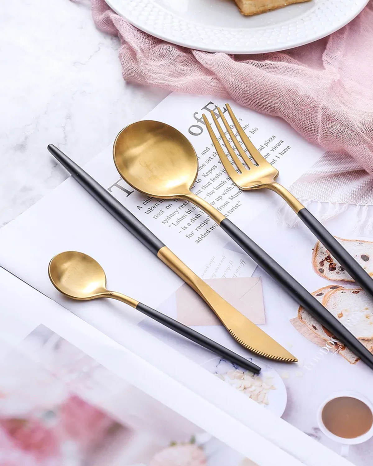 Carvallo Lumine – Lyxigt Bestickset med Guldaccenter och Matt Svarta Handtag Carvallo