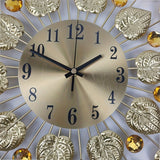 Modern Tyst Väggklocka med Guldbladdesign – Metall, Rund Klocka, AA Batteri, Tyst för Vardagsrum och Matrum Carvallo