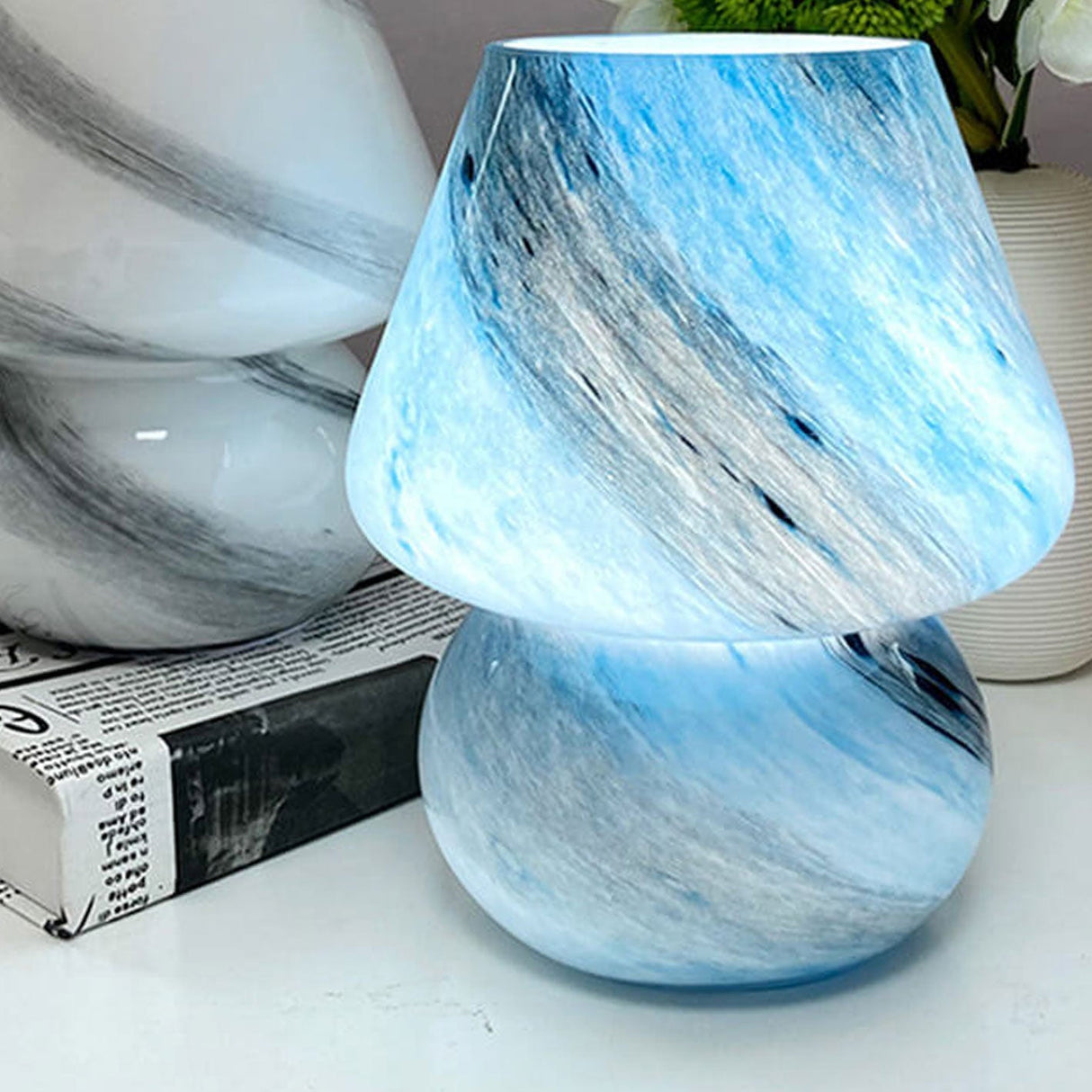 CosmoGlow Handgjord glasbordslampa – Planetinspirerad elegans MILA Sverige